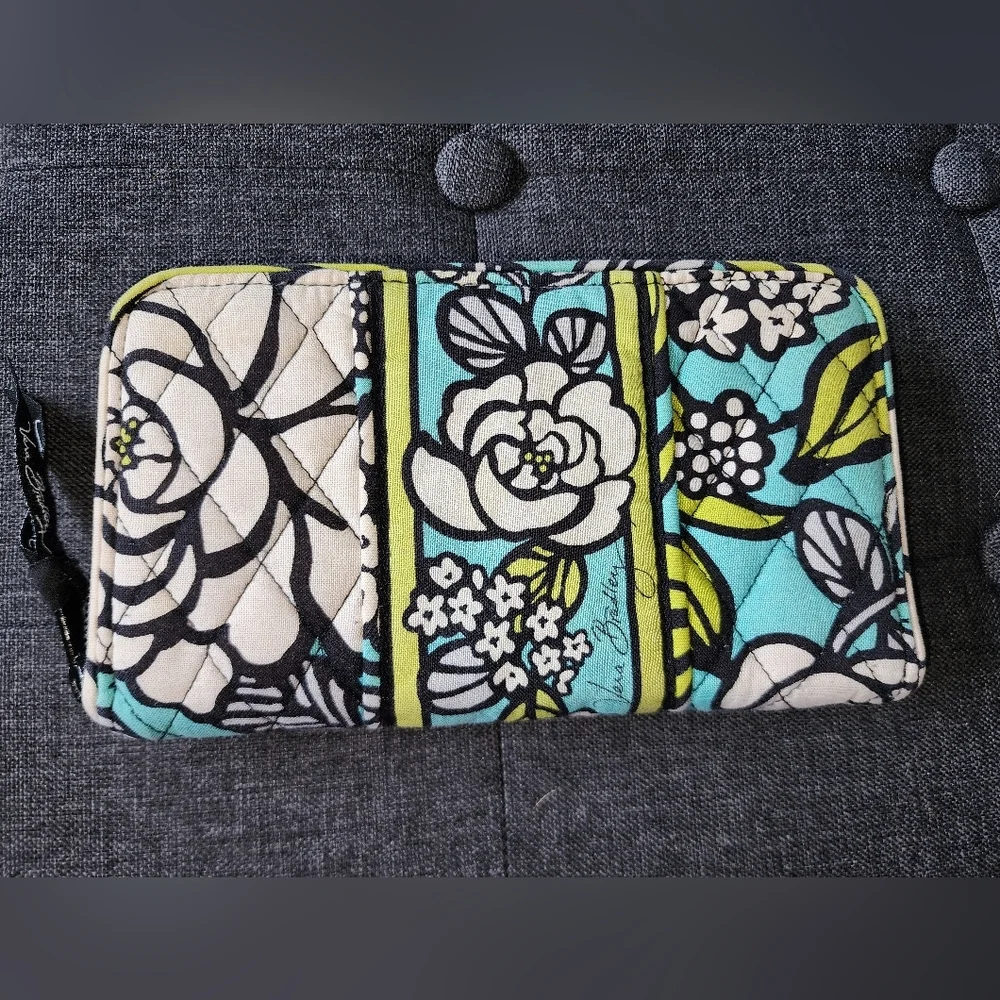 Preowned Vera Bradley Island Blooms cosmetic bag or wallet‎